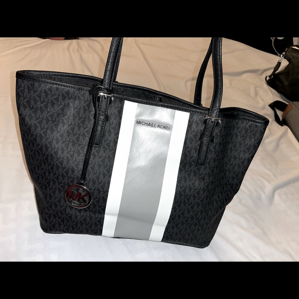 Michael kors purse NWT retails for $298 only asking $125